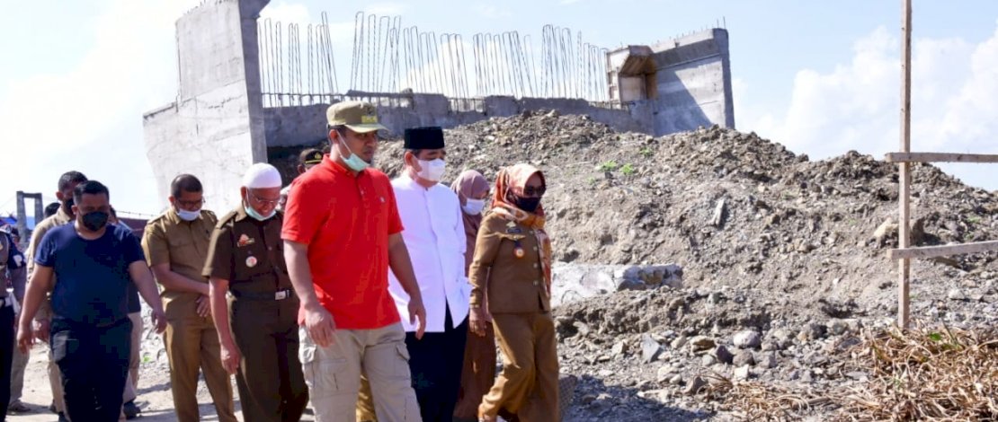 Plt Gubernur Sulsel, Andi Sudirman Sulaiman bersama Bupati Sidrap Dollah Mando, meninjau jembatan Malake di Wette'e.