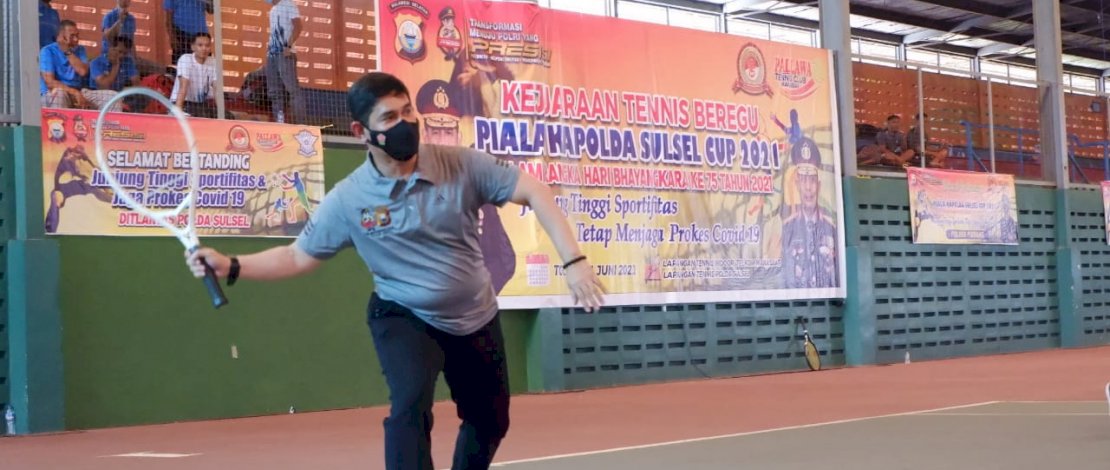 Kapolda Sulsel Irjen Pol Drs. Merdisyam, M.Si., pimpin pembukaan turnamen tennis beregu Piala Kapolda Sulsel Cup Tahun 2021 di Lapangan Tennis Telkom Jl. Ap. Pettarani, Kota Makassar, Selasa (08/06/2021) pada pukul 15.00 Wita.