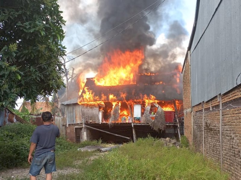 Usai Suara Letusan, Dua Rumah Panggung Hangus Dilalap Api