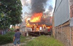 Usai Suara Letusan, Dua Rumah Panggung Hangus Dilalap Api