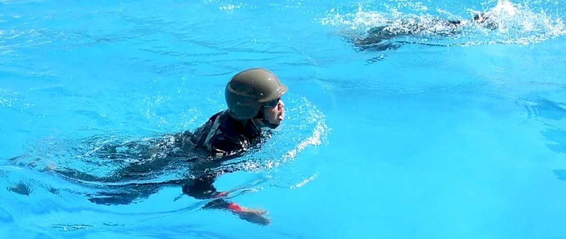 Laksana di Medan Perang, Marinir Di Makassar Berenang Gunakan Helem Tempur