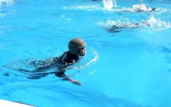 Laksana di Medan Perang, Marinir Di Makassar Berenang Gunakan Helem Tempur