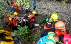VIDEO: Evakuasi Wanita Pendaki yang Ditemukan Hilang di Gunung Abbo Kab Maros