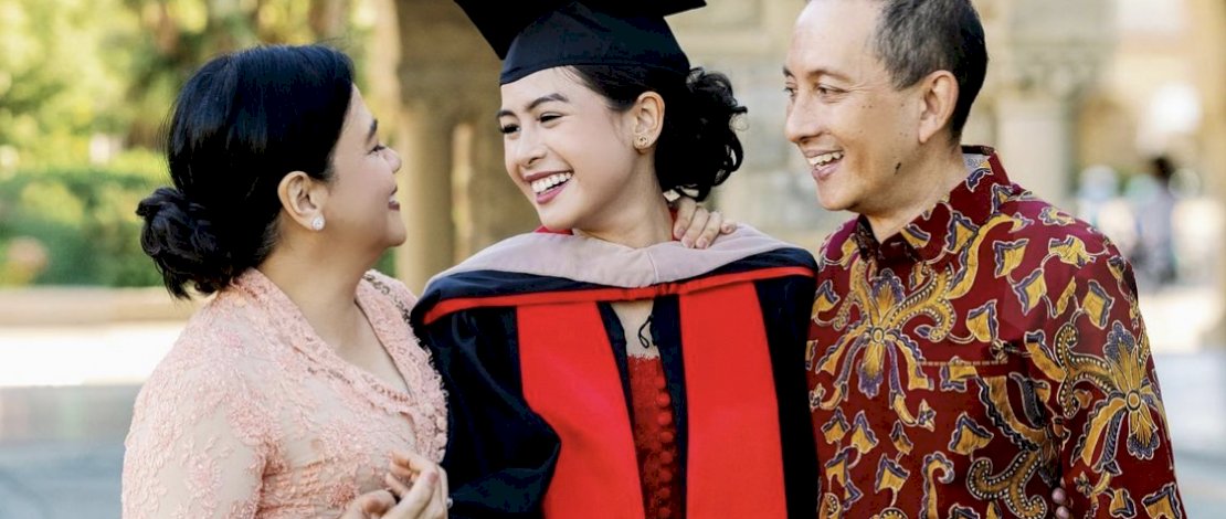 Wow, Maudy Ayunda Dapatkan Dua Gelar Sekaligus dari Universitas Terbaik Dunia