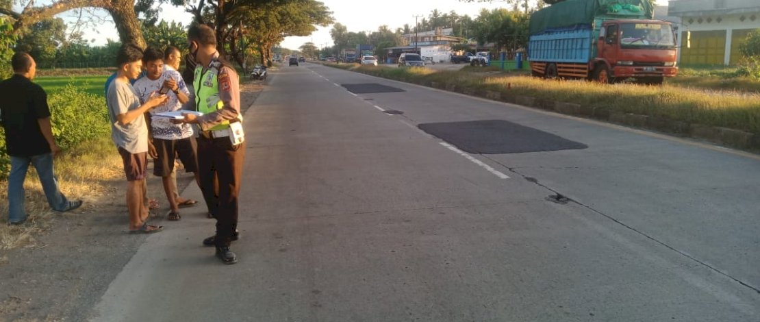TKP lakalantas di Pancaitana, Barru. Juga korban tewas di Rumah Sakit Tipe C Barru.