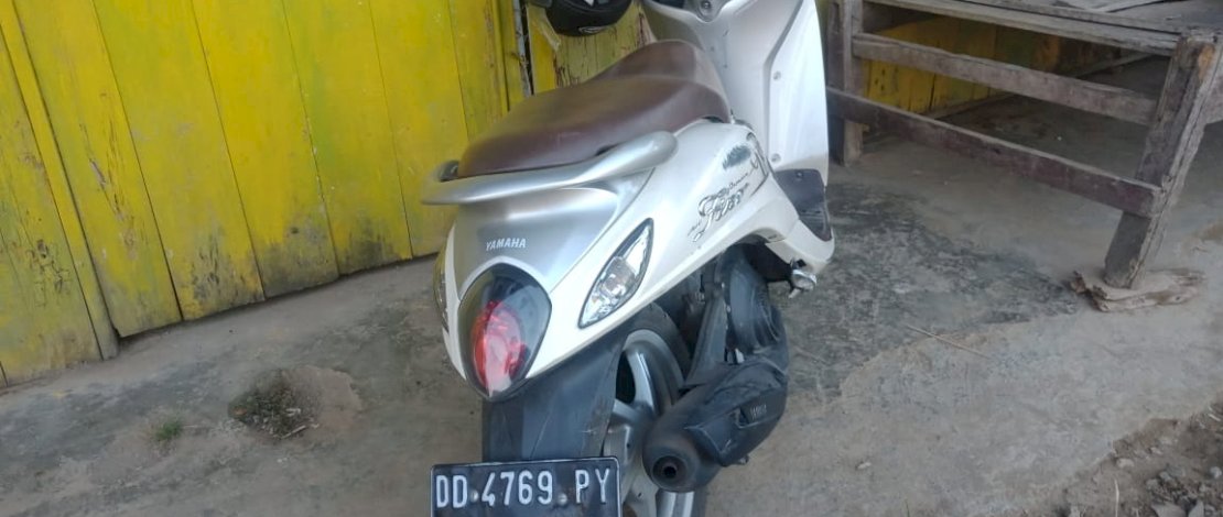 TKP lakalantas di Pancaitana, Barru. Juga korban tewas di Rumah Sakit Tipe C Barru.