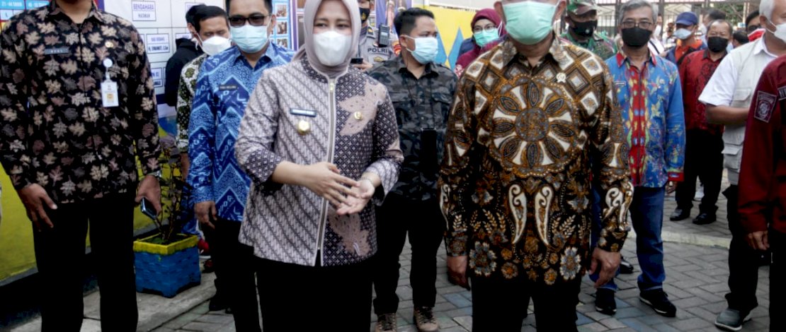 Wakil Wali Kota Makassar Fatmawati Rusdi mendampingi Menteri Koordinator bidang Pembangunan Manusia dan Kebudayaan (PMK) RI, Prof Dr Muhadjir Effendy melakukan kunjungan kerja di Kantor Lurah Maricaya Jalan Veteran Makassar, Jumat (11/6/2021). Wakil Wali Kota Makassar Fatmawati Rusdi mendampingi Menteri Koordinator bidang Pembangunan Manusia dan Kebudayaan (PMK) RI, Prof Dr Muhadjir Effendy melakukan kunjungan kerja di Kantor Lurah Maricaya Jalan Veteran Makassar, Jumat (11/6/2021).