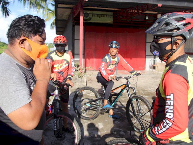 Brimob Yon C Laksanakan Gowes Kamtibmas Telusuri Kampung Palakka-Cabalu Sambil Berbagi Masker