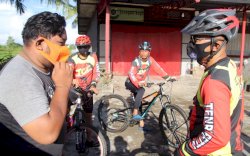 Brimob Yon C Laksanakan Gowes Kamtibmas Telusuri Kampung Palakka-Cabalu Sambil Berbagi Masker