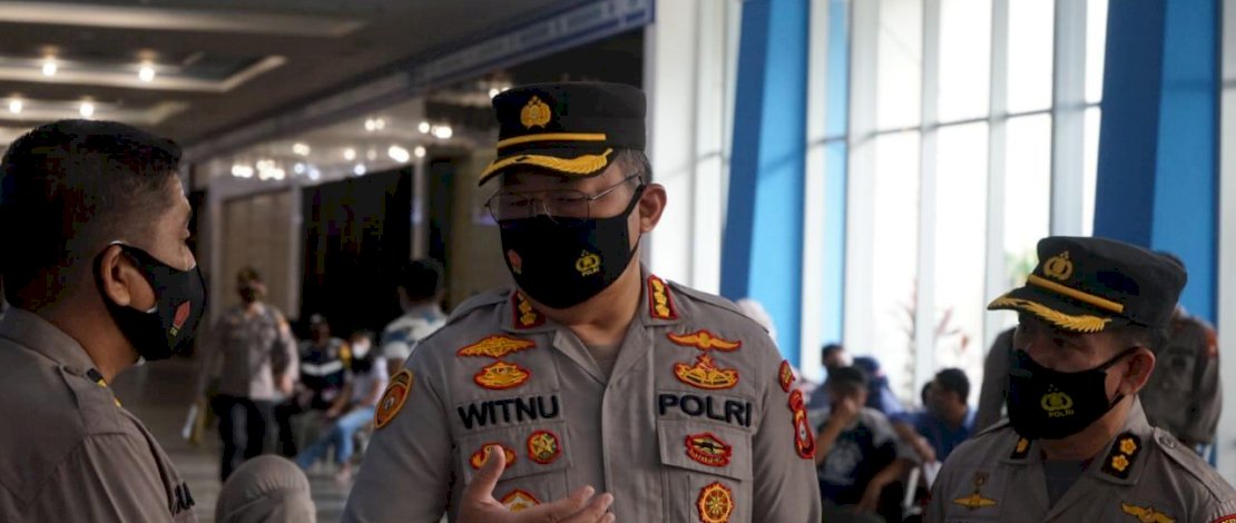 Kapolrestabes Makassar, Kombes Pol Witnu Urip Laksana, saat meninjau pelaksanaan vaksinasi massal hari pertama yang digelar Polrestabes Makassar, Senin, 14 Juni 2021.
