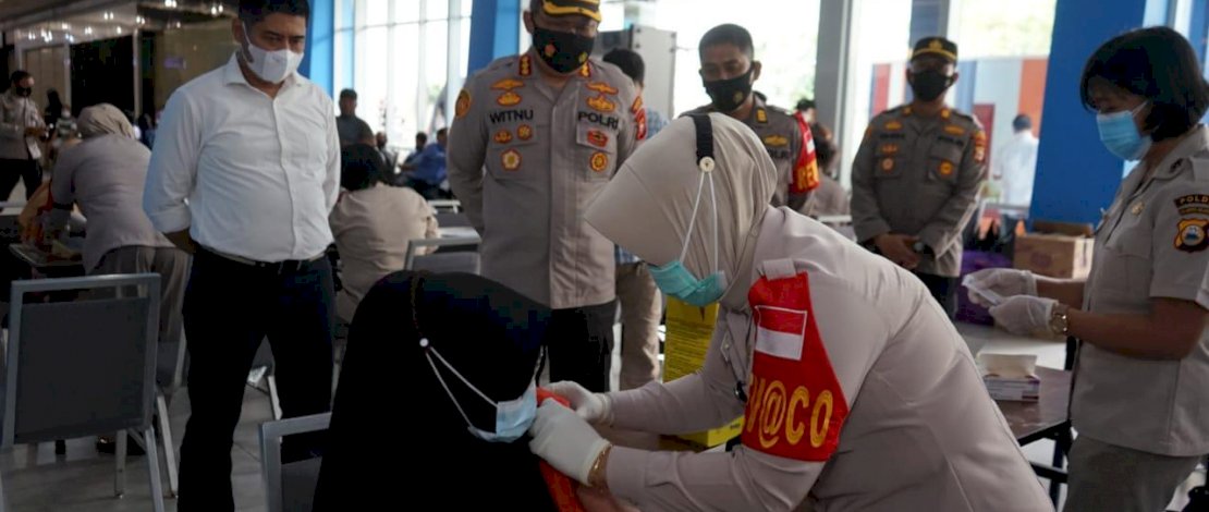 Kapolrestabes Makassar, Kombes Pol Witnu Urip Laksana, saat meninjau pelaksanaan vaksinasi massal hari pertama yang digelar Polrestabes Makassar, Senin, 14 Juni 2021.