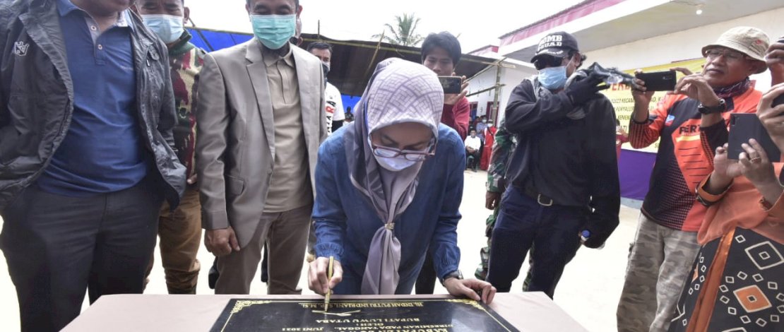 Bupati Lutra, Indah Putri Indriani, meresmikan SPBU Satu Harga di Seko.