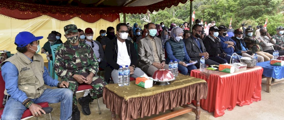 Bupati Lutra, Indah Putri Indriani, meresmikan SPBU Satu Harga di Seko.