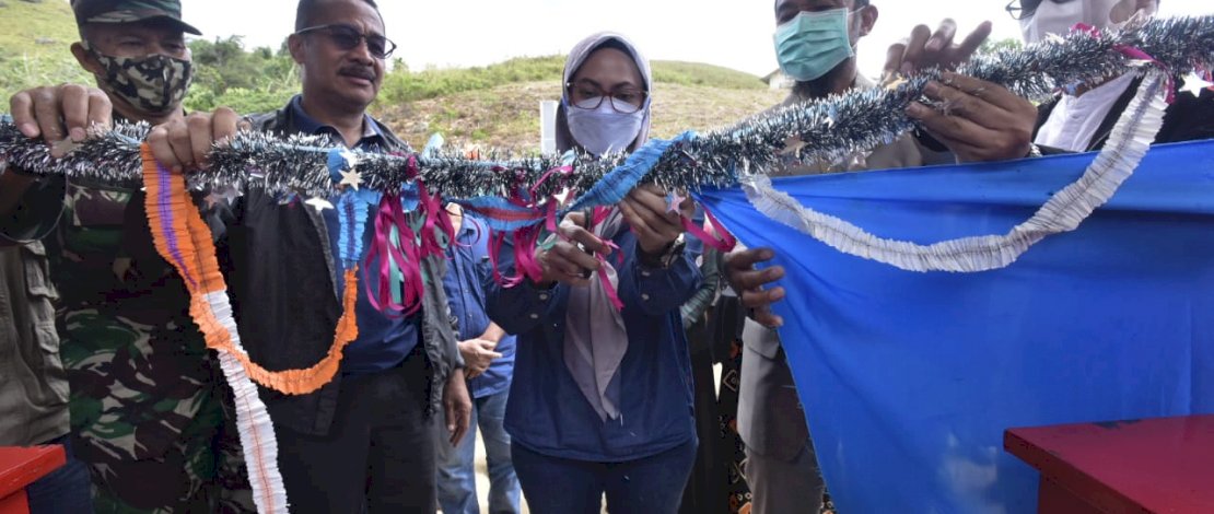 Bupati Lutra, Indah Putri Indriani, meresmikan SPBU Satu Harga di Seko.