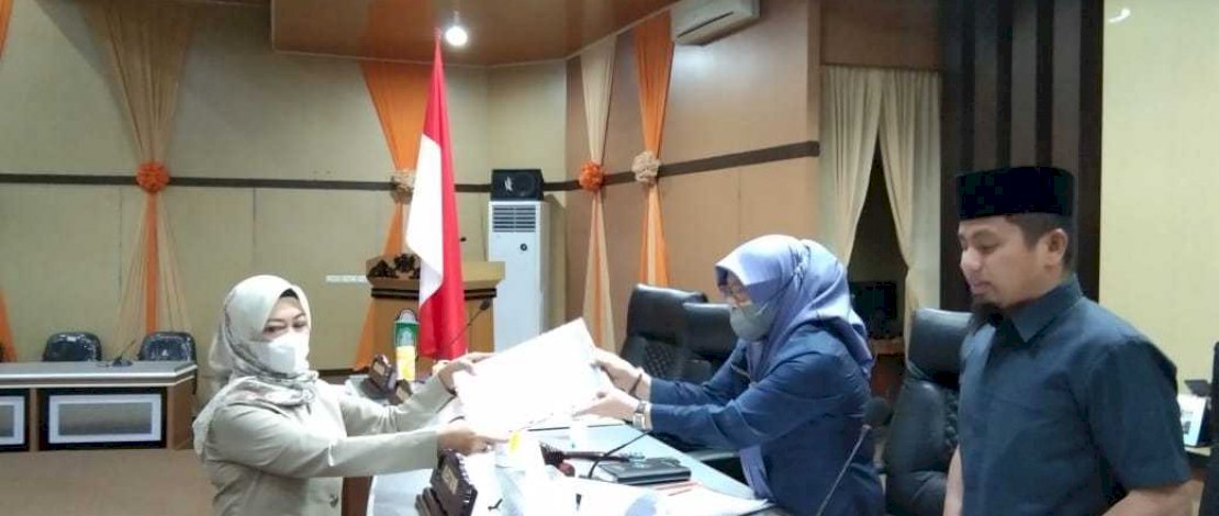 Anggota DPRD Kota Parepare Serahkan Hasil Reses