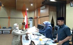 Anggota DPRD Kota Parepare Serahkan Hasil Reses