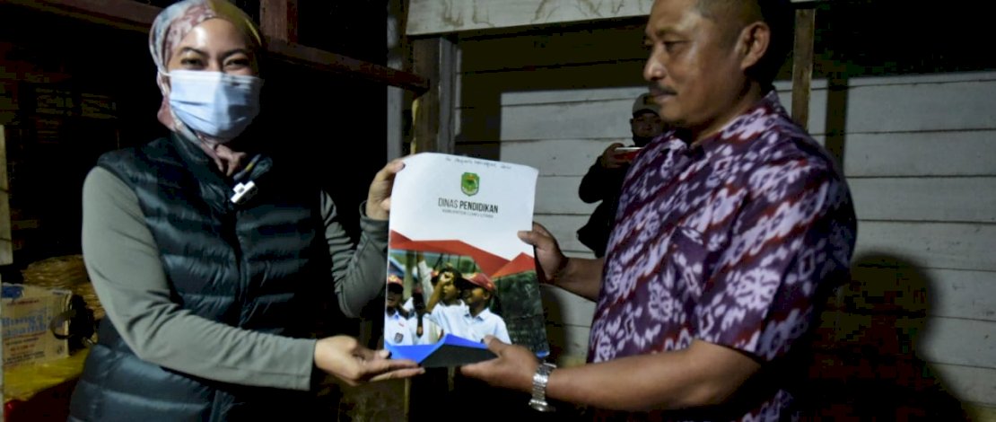 Bupati Lutra, Indah Putri Indriani saat menyerahkan SK Sarjana Mengajar di Seko, Luwu Utara.
