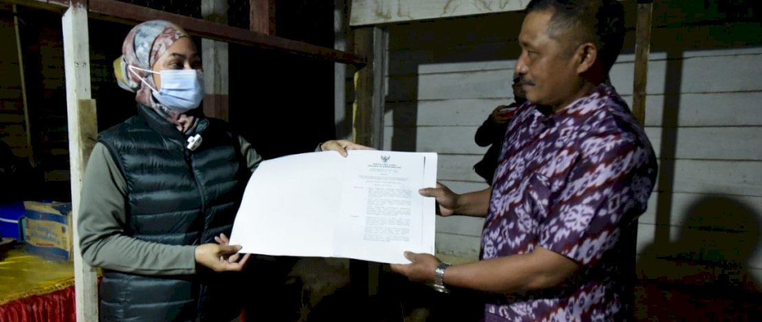 Bupati Lutra, Indah Putri Indriani saat menyerahkan SK Sarjana Mengajar di Seko, Luwu Utara.