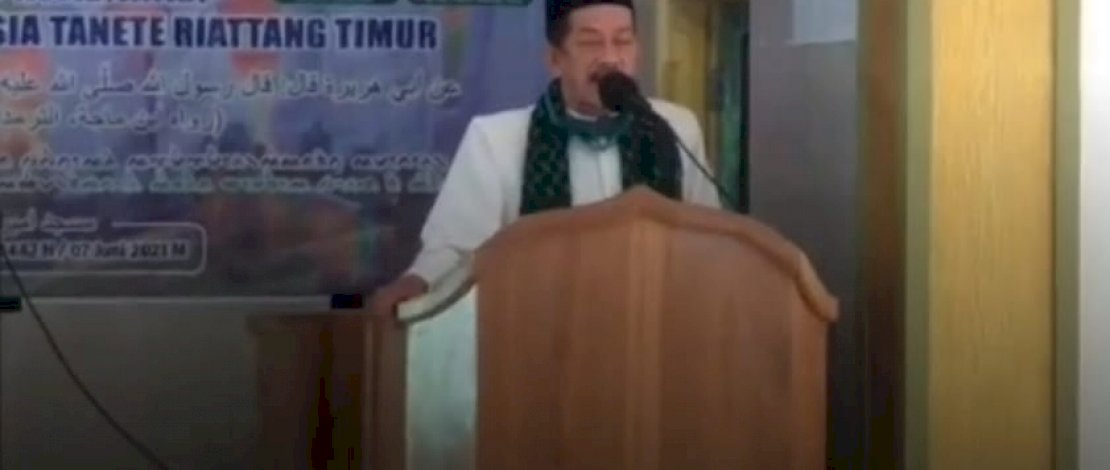 Detik-detik H Hamzah terjatuh saat sedang ceramah. 