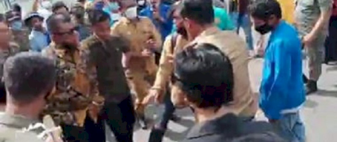 Detik-detik tangkapan layar, saat Bupati Bulukumba menendang ban bekas milik para pendemo.