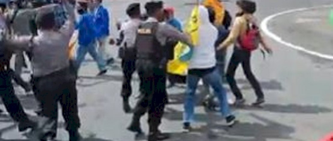 Detik-detik tangkapan layar, saat Bupati Bulukumba menendang ban bekas milik para pendemo.