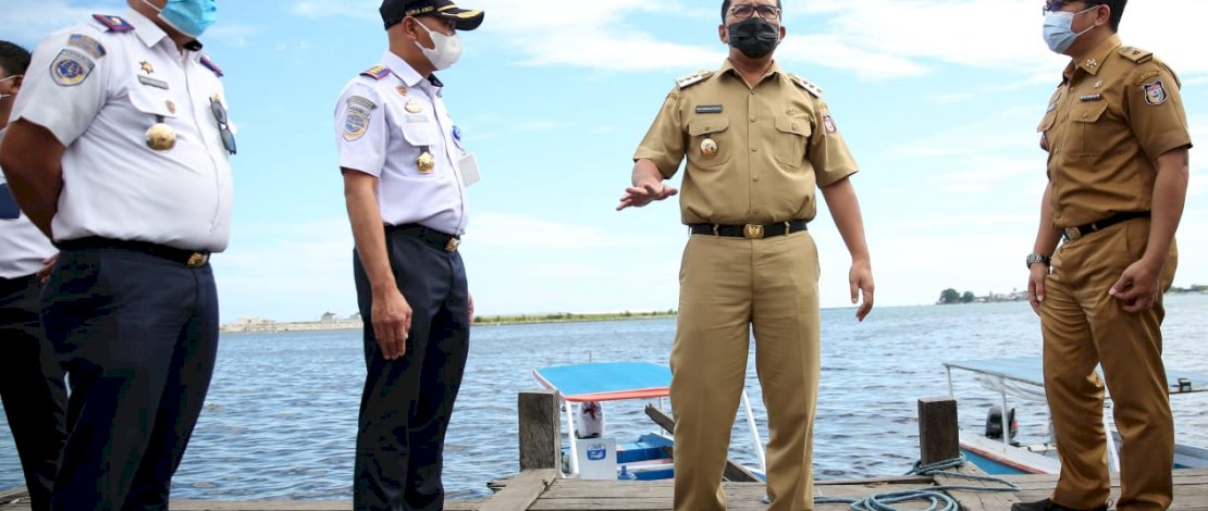  Walikota Makassar Moh Ramdhan "Danny" Pomanto bersama Kepala Balai Pengelola Transportasi Darat (BPTD) wilayah XIX Kemenhub RI Suria Abdi meninjau Dermaga Kayu Bangkoa dan Dermaga Panyua di jalan Pasar ikan Kecamatan Ujung Pandang , Senin (14/6/2021).
