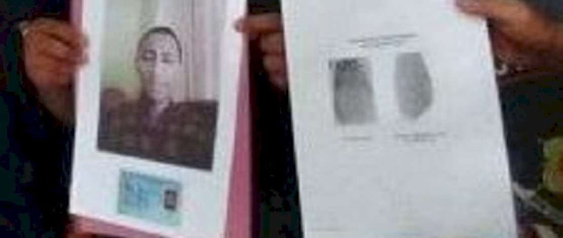 Foto korban pembunuhan dan sidik jarinya. 