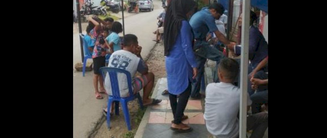 Korban pembunuhan semasa hidup, juga suasana rumah duka. (Foto: Facebook Rahmat Bado)