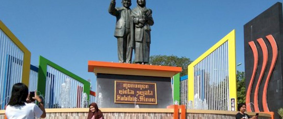  Monumen Cinta Sejati Habibie Ainun.