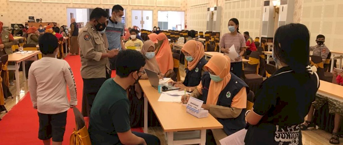 Suasana vaksinasi massal yang digelar Polres Maros dan Dinkes Maros di Grand Mall Maros.