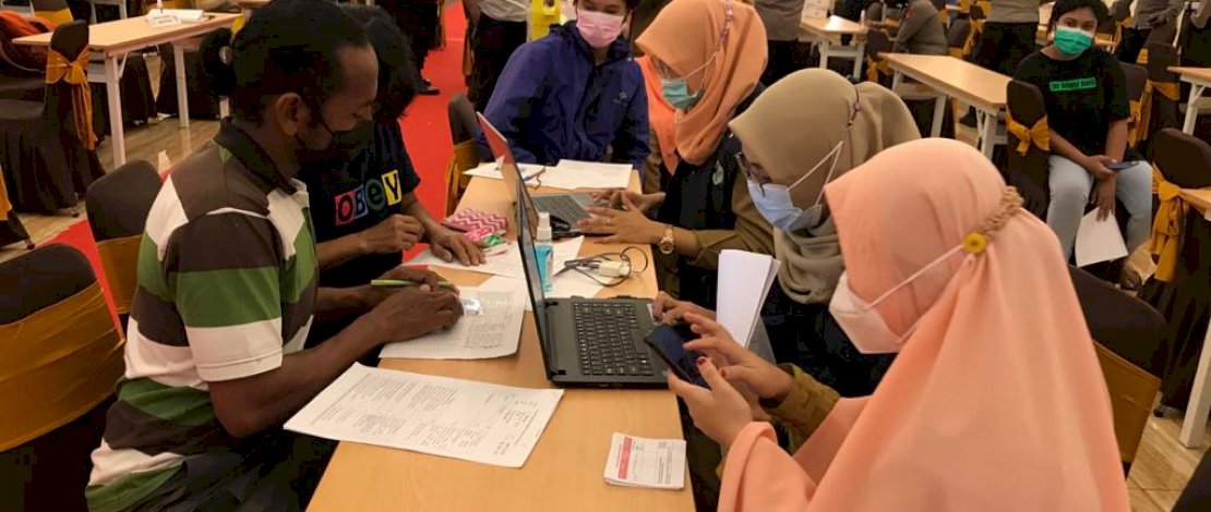 Suasana vaksinasi massal yang digelar Polres Maros dan Dinkes Maros di Grand Mall Maros.