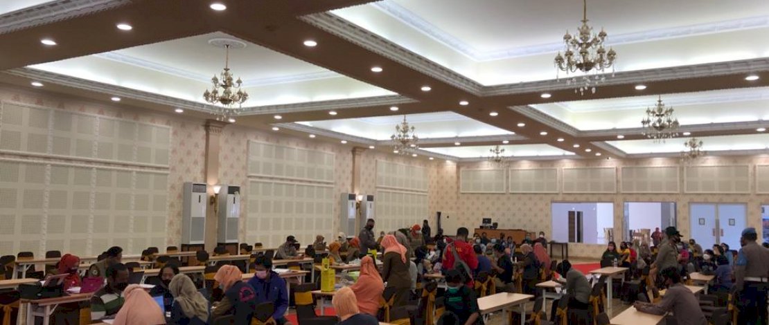 Suasana vaksinasi massal yang digelar Polres Maros dan Dinkes Maros di Grand Mall Maros.