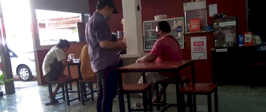 Rano Daeng Alle senantiasa berjaga-jaga menghadapi Covid-19 dengan disiplin menerapkan protokol kesehatan.