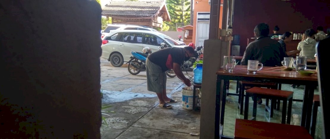 Rano Daeng Alle senantiasa berjaga-jaga menghadapi Covid-19 dengan disiplin menerapkan protokol kesehatan.