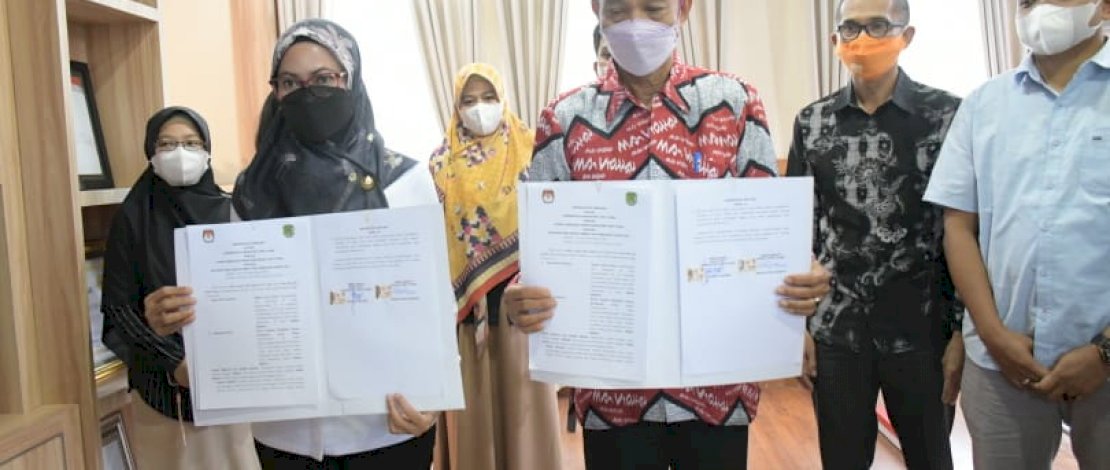  Bupati Kabupaten Luwu Utara, Indah Putri Indriani, dan Ketua Komisi Pemilihan Umum (KPU) Luwu Utara, Syamsul Bachri, menandatangani naskah kesepakatan bersama (MoU) antara Pemerintah Daerah Luwu Utara dan KPU tentang Program Desa Peduli Pemilu dan Pemilihan Tahun 2021, Rabu (16/6/2021), di Ruang Kerja Bupati Luwu Utara.