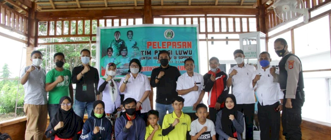 Ketua PTMSI Luwu Erny Maramba, saat melepas atlet tenis meja Luwu berlaga di Soppeng, Rabu (16/6/2021).