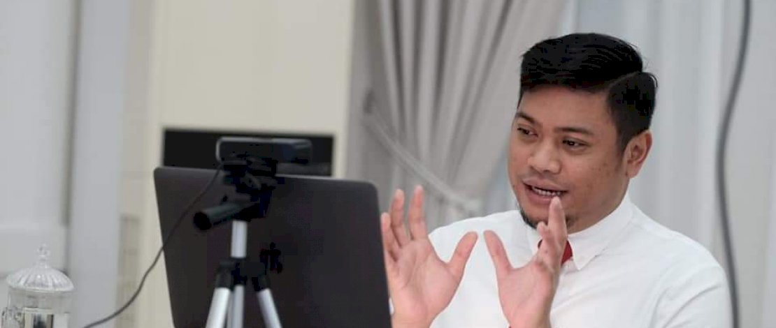 Gaya santai, namun tetap berwibawah dari Bupati Gowa, Adnan Purichta Ichsan saat mengikuti ujian Pra Promosi, Rabu (16/6/2021). Gaya santai, namun tetap berwibawah dari Bupati Gowa, Adnan Purichta Ichsan saat mengikuti ujian Pra Promosi, Rabu (16/6/2021).