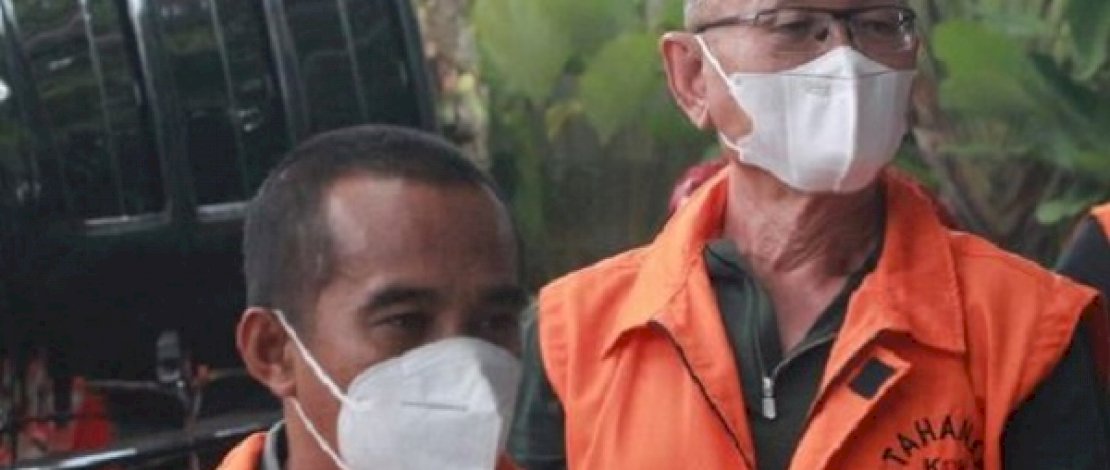 Edy Rahmat (kiri) dan Agung Sucipto (kanan) saat dihadirkan di KPK. (Foto: Detik)