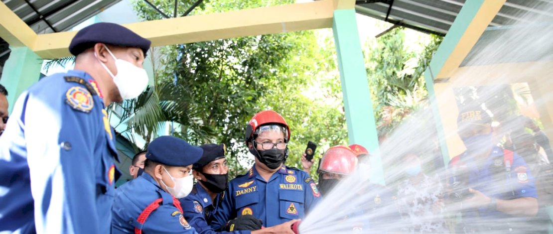 Persiapan Sekolah Tatap Muka, Damkar Kota Makassar Semprot Semua Sekolah 