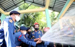 Persiapan Sekolah Tatap Muka, Damkar Kota Makassar Semprot Semua Sekolah 