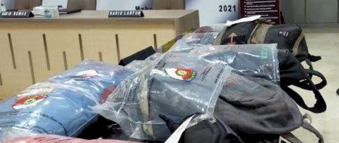 Barang bukti yang dihadirkan di Aula Mapolda Sulsel. (Foto: Tribunnews)