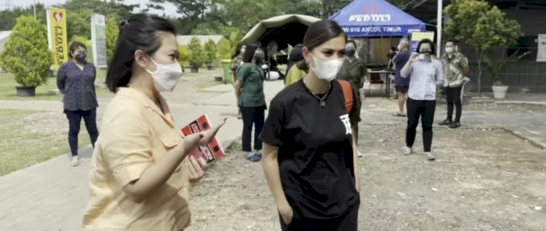 Agnez Mo saat mengunjungi lokasi Vaksin Gratis yang didirikannya, Rabu (16/6/2021). Agnez Mo saat mengunjungi lokasi Vaksin Gratis yang didirikannya, Rabu (16/6/2021).