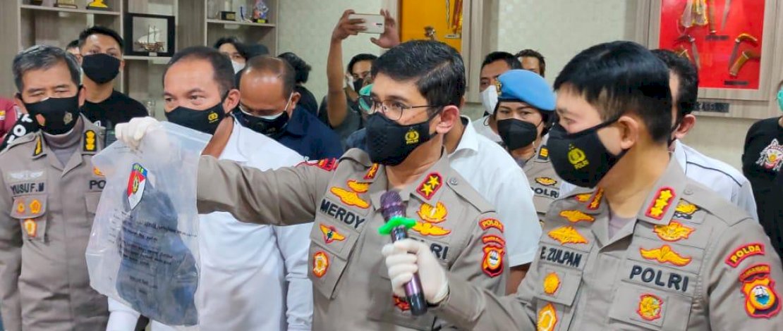 Suasana konferensi pers kasus pembunuhan dan pembakaran mayat Rian di Mapolda Sulsel.