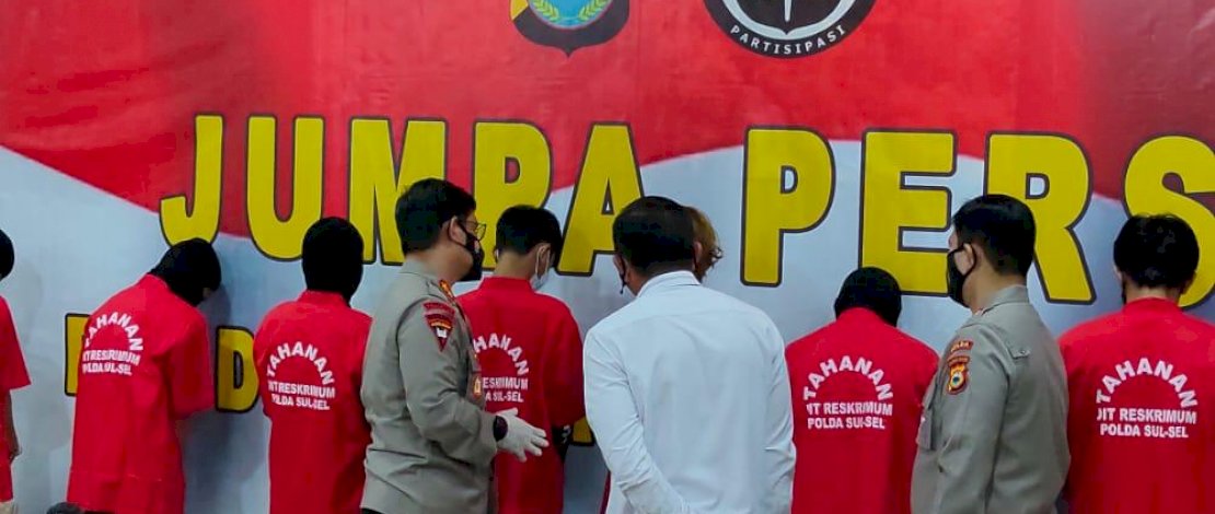Suasana konferensi pers kasus pembunuhan dan pembakaran mayat Rian di Mapolda Sulsel.