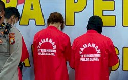 Terungkap! Ini Peran Wanita Pirang yang Ditahan Bersama Pelaku Pembunuhan dan Pembakaran Mayat di Tompoladang