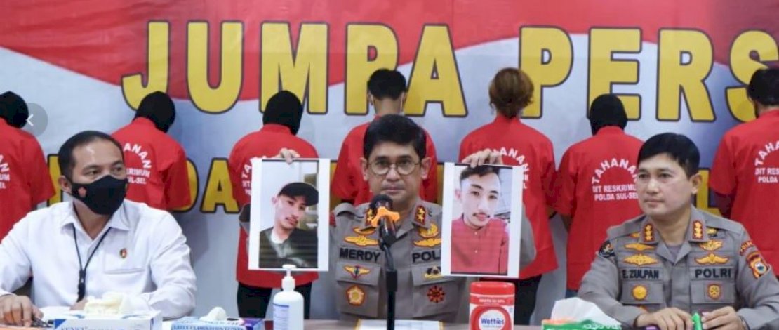 Kapolda Sulsel, Irjen Pol Merdisyam, memperlihatkan dua foto pelaku utama pembunuhan Rian.