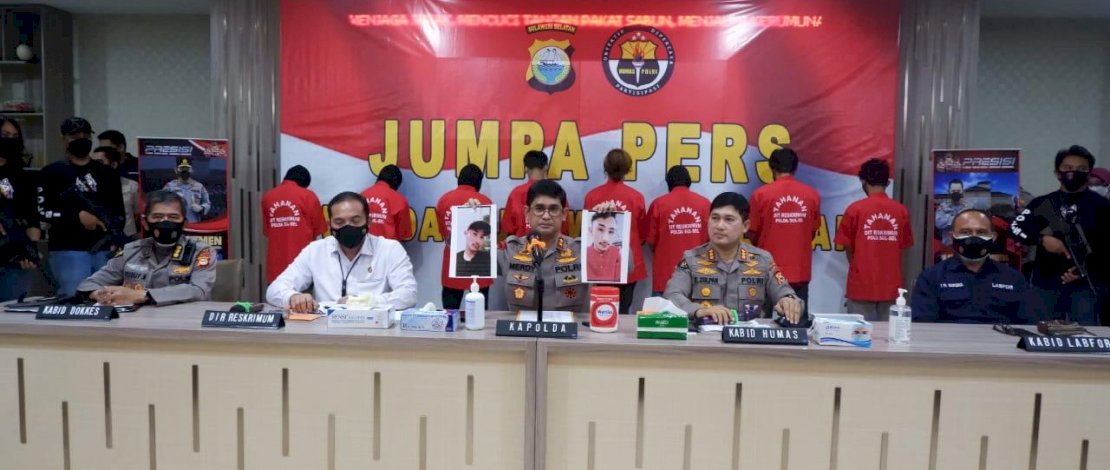Kapolda Sulsel, Irjen Pol Merdisyam, memperlihatkan dua foto pelaku utama pembunuhan Rian.