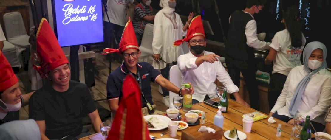 Kenalkan Icon Makassar, Danny Ajak Sandiaga Uno Keliling Laut Losari Kenalkan Icon Makassar, Danny Ajak Sandiaga Uno Keliling Laut Losari