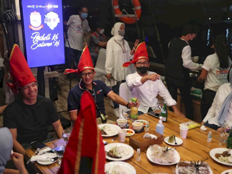 Kenalkan Icon Makassar, Danny Ajak Sandiaga Uno Keliling Laut Losari