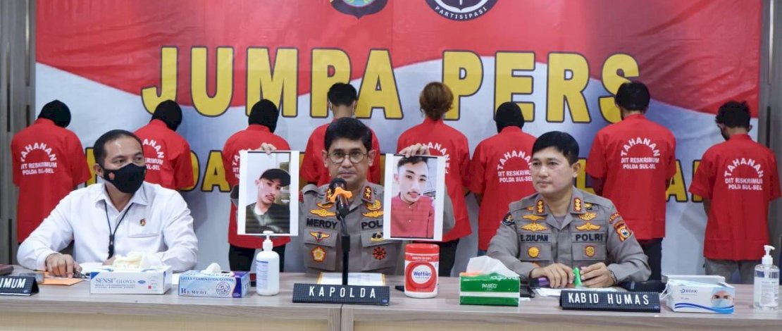 Kapolda Sulsel, Irjen Pol Merdisyam memperlihatkan foto pelaku utama pembunuhan Rian, MA alias A.